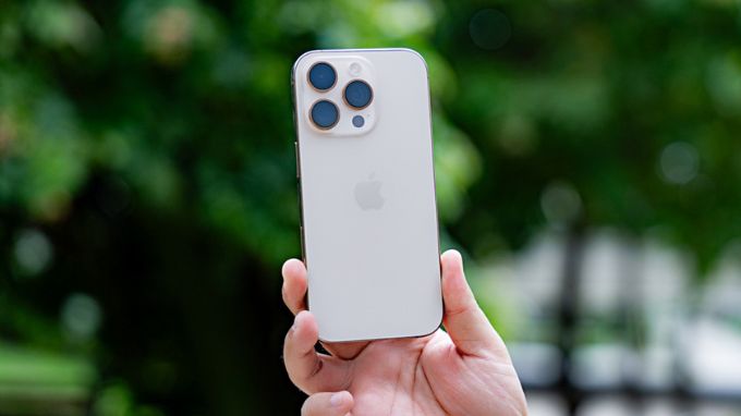 So sánh thiết kế iPhone 16 Pro Max cũ vs Xiaomi 14 Ultra