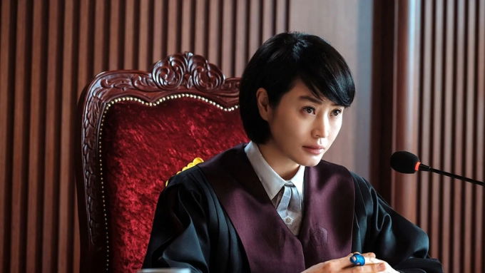 Juvenile Justice kể về thẩm phán Shim Eun-seok, người xử lý các vụ án vị thành niên với sự nghiêm khắc nhưng công bằng