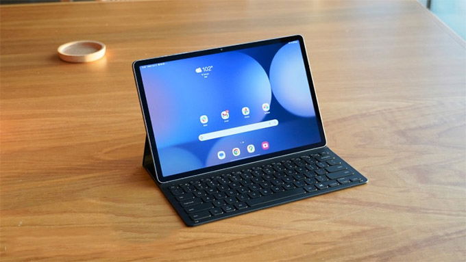 Về bút stylus, Galaxy Tab S11 nổi bật khi đi kèm bút S Pen ngay trong hộp