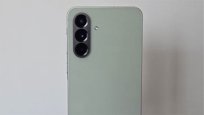 camera của Galaxy A56 5G bao gồm cụm ba camera sau