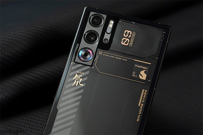 Mặt sau điện thoại Red Magic 9S Pro Plus sở hữu 3 ống kính 