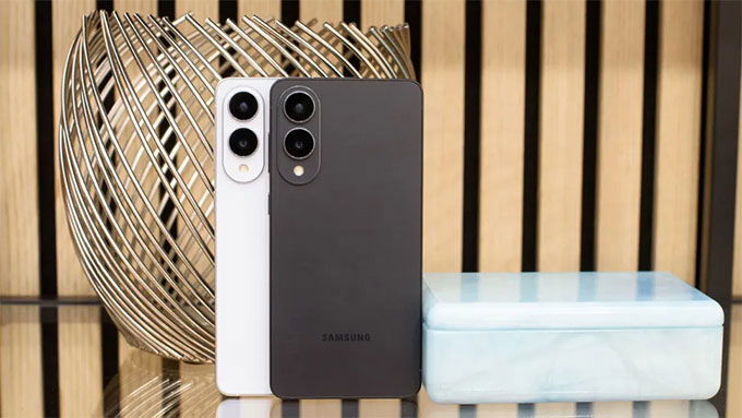 Mặt sau chỉ trang bị 2 camera