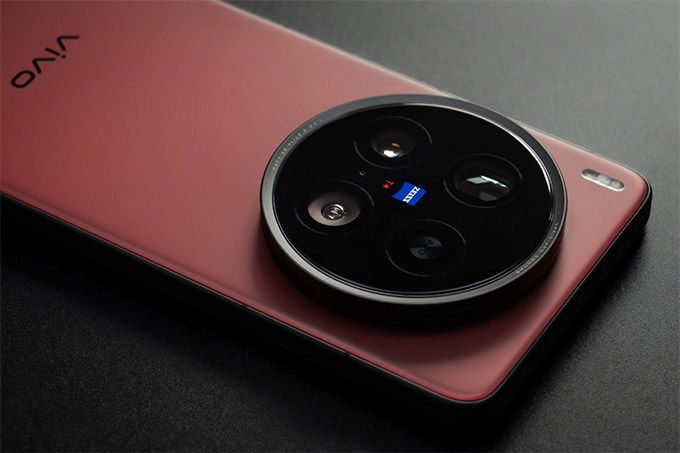 Điện thoại Vivo X200 Ultra sở hữu cụm camera sau hợp tác với ZEISS