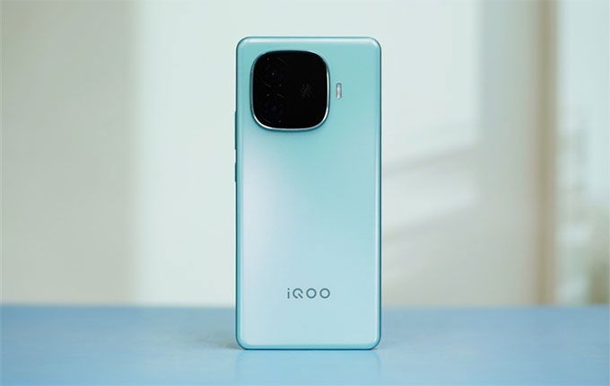 iQOO Z9 Turbo có kích thước 163,7 x 75,9 x 8 mm và nặng 194,9 gra