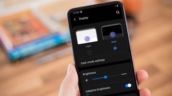 Kích hoạt chế độ tối trên iPhone không chỉ mang đến diện mạo mới mẻ cho giao diện mà còn mang lại nhiều lợi ích thiết thực