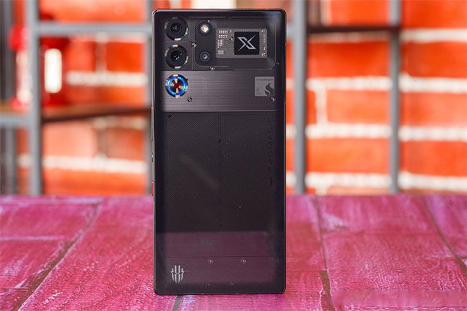 Red Magic 10 Pro có tản nhiệt kim loại lỏng tổng hợp