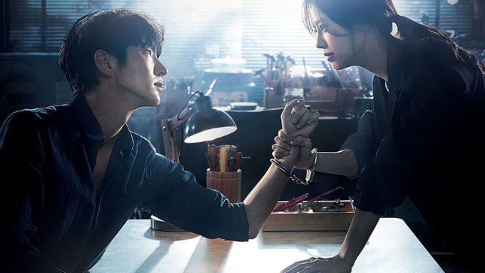Flower of Evil kể về Baek Hee-sung, một người chồng hoàn hảo che giấu quá khứ sát nhân