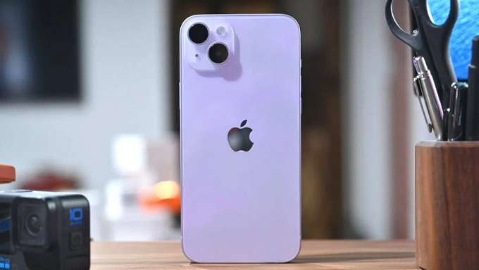 iPhone 14 Plus sở hữu cụm iPhone 2 mắt chéo với hai ống kính 12MP, hỗ trợ chụp ảnh góc rộng và siêu rộng