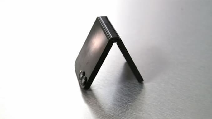 Đánh giá Galaxy Z Flip 7 FE qua khung viền