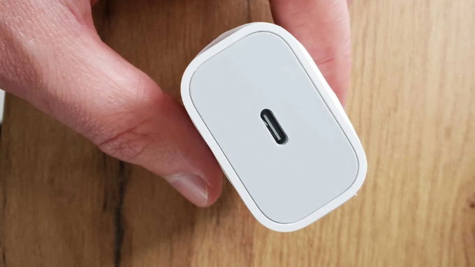 Cách kiểm tra củ sạc iPhone 20W chính hãng của Apple nhanh nhất là xem ngoại hình được làm từ chất liệu nhựa cao cấp