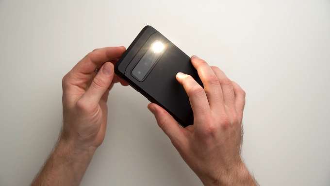 Sử dụng phím tắt trên Android và chạm hai lần vào mặt lưng để bật/tắt đèn pin (chỉ trên Pixel)  