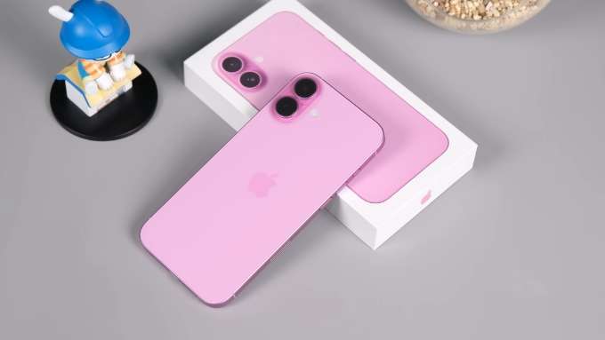 Cả S24 Ultra cũ hay 16 Plus cũ đều sở hữu kiểu dáng nhỏ gọn, hiện đại