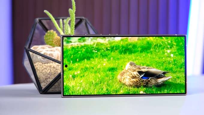 Màn hình là yếu tố quan trọng khi đánh giá xem nên mua S24 Ultra cũ hay 16 Plus cũ