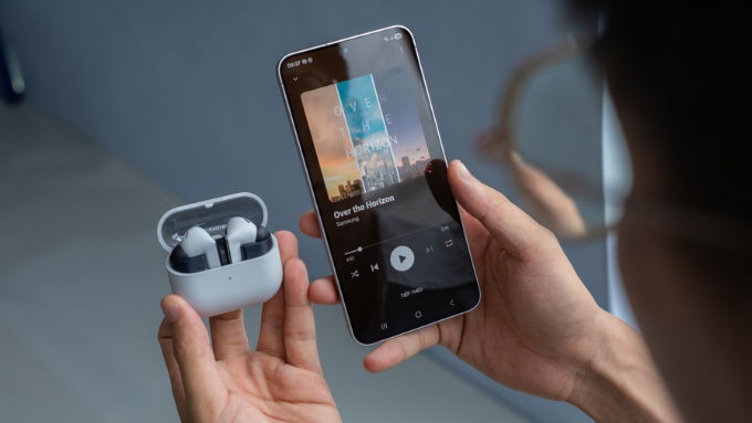 Cả 2 tai nghe đều sử dụng công nghệ Bluetooth 5.4, đảm bảo kết nối ổn định trong phạm vi