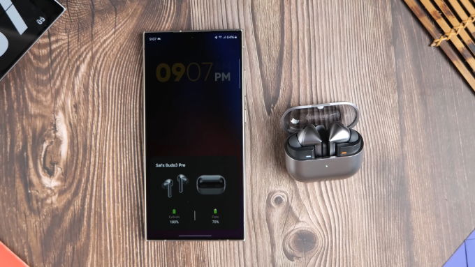 2 thiết bị đều tương thích với cả iPhone và Android