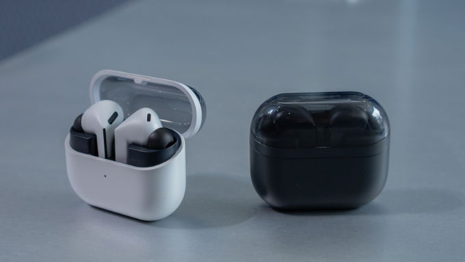 Cả 2 thiết bị đều sở hữu thiết kế nhét tai hiện đại và dễ thao tác