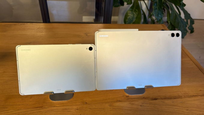 So sánh Galaxy Tab S11 Ultra và Galaxy Tab S11 đều có thiết kế mỏng nhẹ, phù hợp với đối tượng người dùng khác nhau