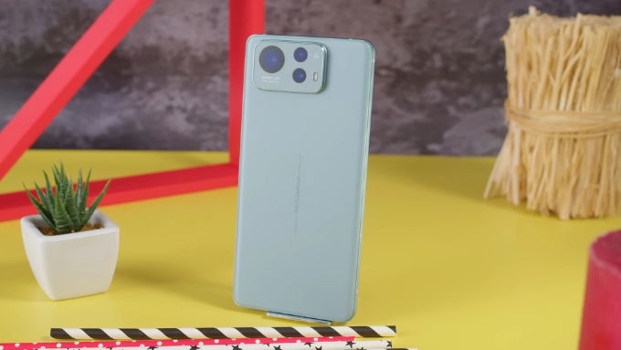 Asus Zenfone 12 Ultra có khung viền kim loại cứng cáp và mặt lưng kính nhám hạn chế bám vân tay