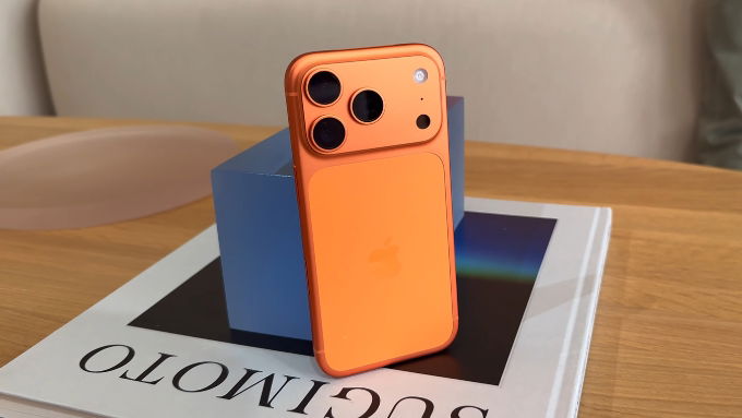 ​So sánh iPhone 17 Pro Max và Asus Zenfone 12 Ultra về thiết kế cho thấy cả 2 máy đều sở hữu thiết kế gọn nhẹ