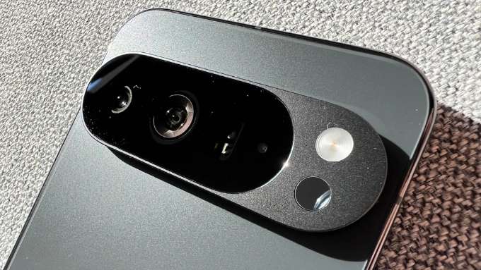 Cả hai máy đều được trang bị cụm camera hiện đại, mang đến khả năng quay chụp rõ nét