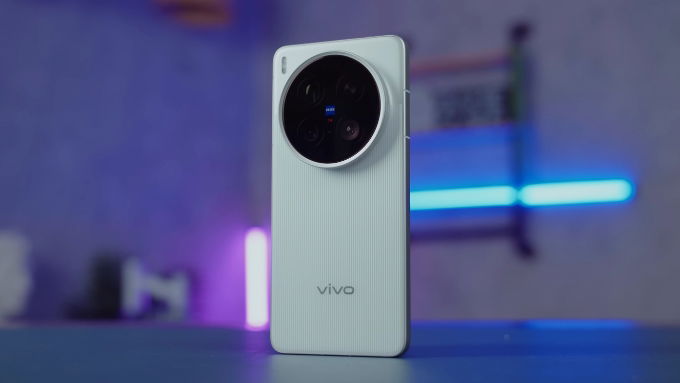 Vivo X200 Ultra cũng không kém cạnh với khung hợp kim nhôm và mặt kính cường lực