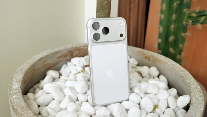 iPhone 17 Pro Max sở hữu khung hợp kim nhôm nguyên khối với kích thước 163.4 x 78 x 8.75 mm