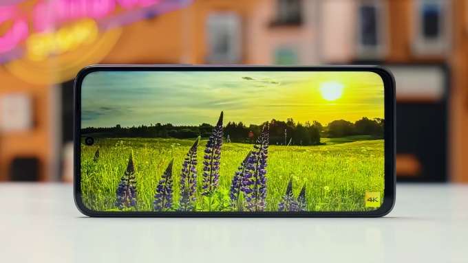 Màn hình cong của Redmi Note 15 5G tạo cảm giác cao cấp hơn so với thiết kế phẳng của Redmi 15 4G