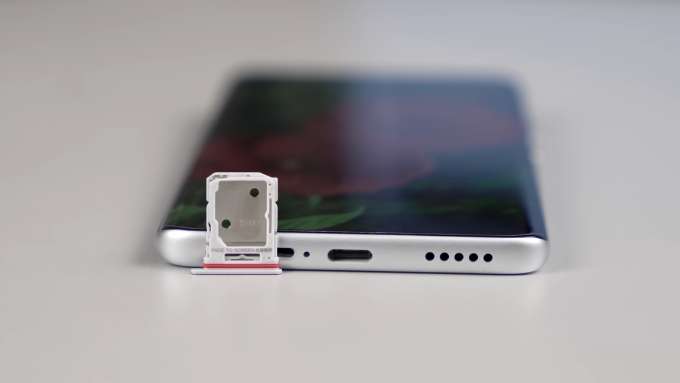 Tính năng sạc ngược 18W cũng được tích hợp, tăng tính linh hoạt cho Redmi Note 15 5G