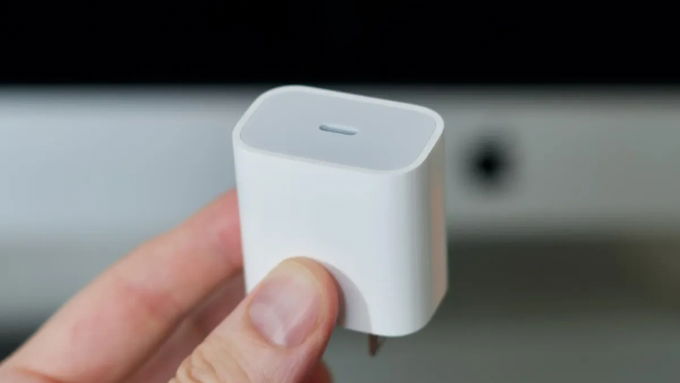 007win com cá cược thể thao iPhone 20W chính hãng có trọng lượng nặng, cầm rất đằm tay, khoảng 70-80 gram nhờ linh kiện bên trong chất lượng cao