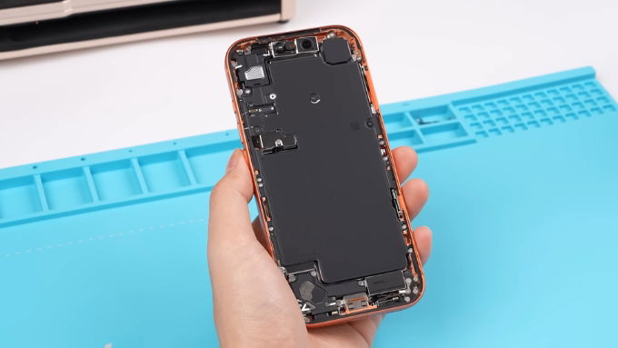 iPhone 17 Pro sử dụng tổng cộng 14 vít và ít keo dính hơn so với trước