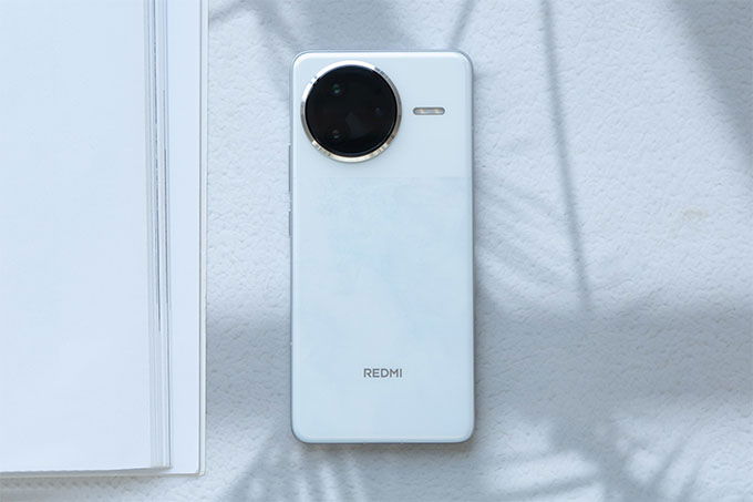 Trên tay Poco F7 Ultra và Redmi K80 Pro cho thấy cả hai không có nhiều khác biệt
