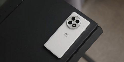 Ảnh render của OnePlus Ace 5 bị rò rỉ lộ thân gốm, cụm ba camera và nút Alert Slider