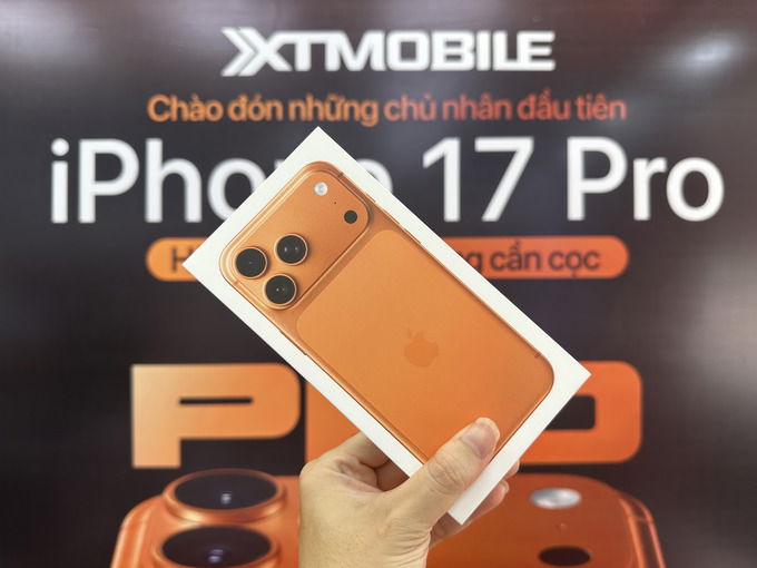 iPhone 17 Pro Max vẫn được đặt trong hộp đựng hình chữ nhật dẹt tương tự như nhiều mẫu iPhone cũ
