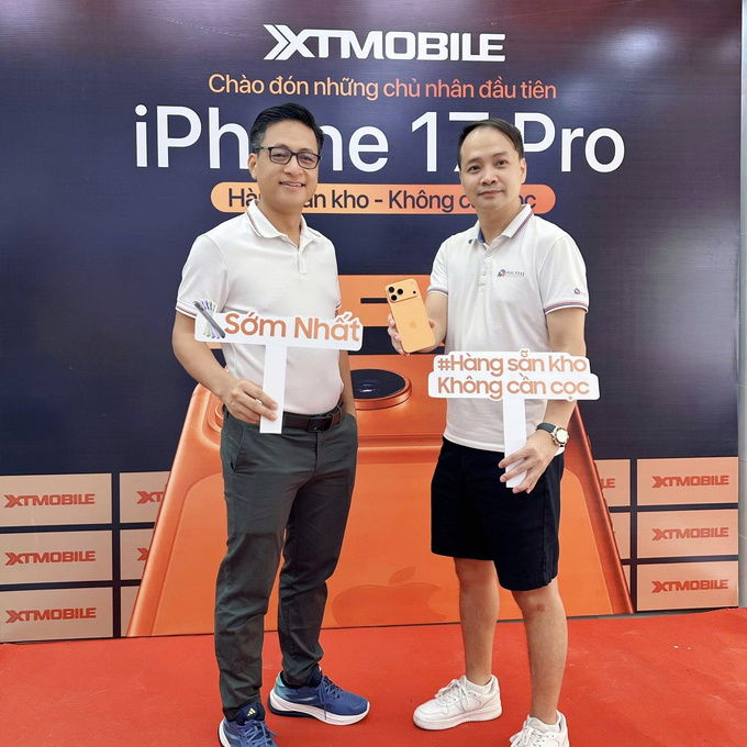 Khách hàng trên tay iPhone 17 Pro Max tại 007WIN