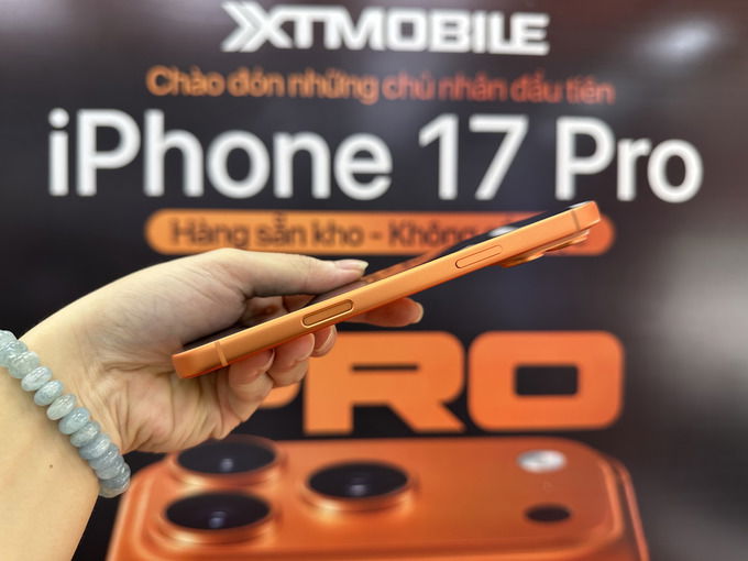 Cầm trên tay iPhone 17 Pro Max là cảm giác chắc chắn và nhẹ nhàng hơn nhờ khung hợp kim nhôm nguyên khối mới