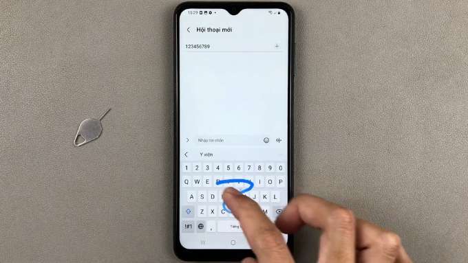 Sử dụng phím tắt trên Android và vuốt trên phím cách để di chuyển con trỏ