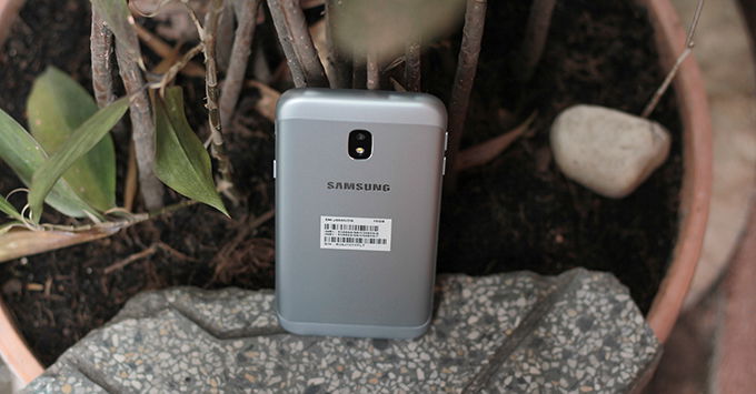 hai-smartphone-galaxy-tam-trung-va-can-trung-hiem-hoi-chay-android-7-0