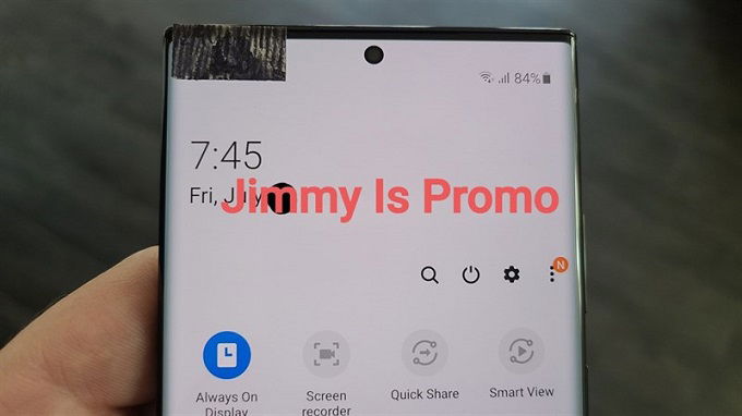 Galaxy Note 20 được thiết kế một cách cân đối với mặt sau được phủ lớp kính cường lực bóng bẩy và sang trọng