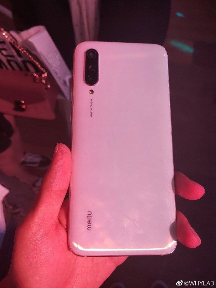 Xiaomi CC9 và CC9e là những điện thoại đầu tiên được hợp tác sản xuất từ Xiaomi và Meitu.