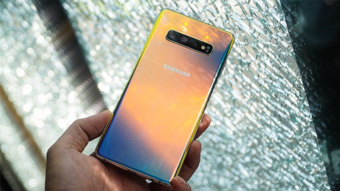 Galaxy S10 Plus màu bạc đa sắc sẽ góp phần không nhỏ trong việc tăng doanh số của hãng