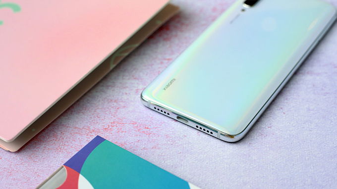 Cạnh dưới chưa cổng USB-Type C và dãy loa ngoài 