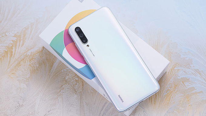 Mặt lưng sang trọng bóng bẩy với chất liệu kính cao cấp