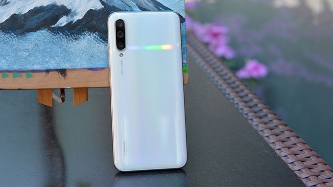 Mi CC9e còn áp dụng thiết kế kính 3D cong cong tuyệt đẹp ở mặt sau