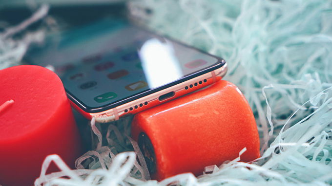 Cạnh dưới Mi CC9 Meitu là dãy loa thoại, khung nhôm có thể chuyển từ màu vàng sang màu hồng khi ánh sáng chiếu vào