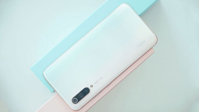 Mặt lưng bóng bẩy, với hiệu ứng đổ màu gradient độc đáo có thể chuyển từ hồng sang lục lam dưới góc nhìn khác nhau