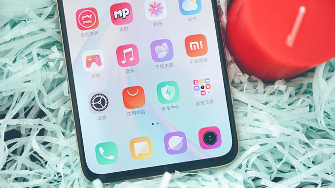 Máy mang lại chất lượng hiển thị tuyệt vời với độ sáng cao, các viên bezel cũng được tối ưu tương đối mỏng