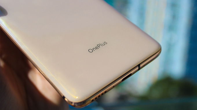Logo OnePlus được đặt ở phía dưới máy