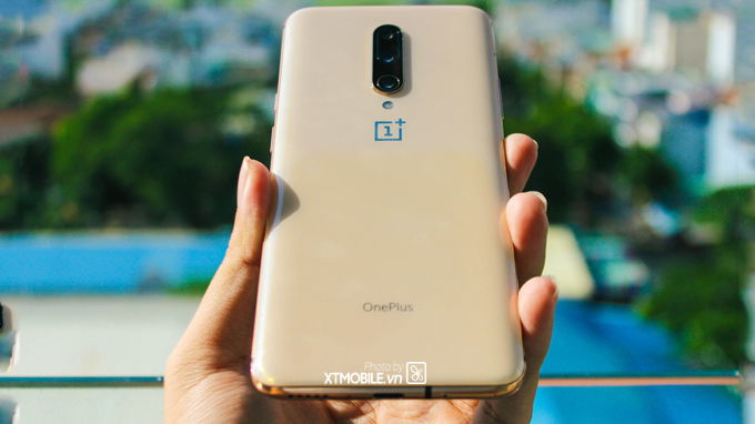OnePlus 7 Pro Almon sở hữu thiết kế mặt lưng bóng bẩy, với màu vàng mới lạ sang trọng  