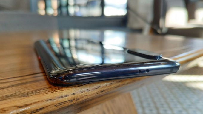 Cụm camera Mi 9 Explorer hơi lồi