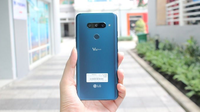 Mặt lưng LG V40 rất đẹp mắt